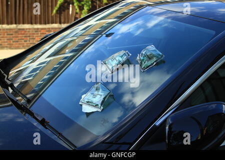 Londra, UK, 30 agosto 2016. Tre i biglietti per il parcheggio sul danneggiato Mercedes parcheggiata in Carnegie St, Islington, Londra, UK Credit: Bliss Lane/Alamy Live News Foto Stock