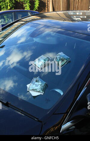 Londra, UK, 30 agosto 2016. Tre i biglietti per il parcheggio sul danneggiato Mercedes parcheggiata in Carnegie St, Islington, Londra, UK Credit: Bliss Lane/Alamy Live News Foto Stock