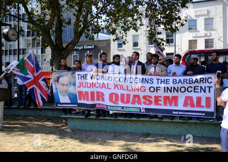 Londra, UK, 30 agosto 2016. Gli attivisti del Bangladesh dimostrano a Londra come la Corte suprema in Bangladesh sostiene gruppo Jamaat-e-Islami, il paese più grande del partito islamico il senior leader's, Mir Quasem Ali condanna a morte. Il leader è stato accusato di aver commesso crimini di guerra durante il Bangladesh 1971 Guerra di Liberazione contro il Pakistan. I dimostranti di manifestare contro la pena di morte. Credito: ZEN - Zaneta Razaite / Alamy Live News Foto Stock