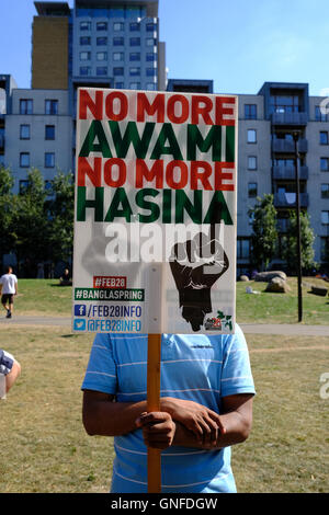 Londra, UK, 30 agosto 2016. Gli attivisti del Bangladesh dimostrano a Londra come la Corte suprema in Bangladesh sostiene gruppo Jamaat-e-Islami, il paese più grande del partito islamico il senior leader's, Mir Quasem Ali condanna a morte. Il leader è stato accusato per aver commesso crimini di guerra durante il Bangladesh 1971 Guerra di Liberazione contro il Pakistan. I dimostranti di manifestare contro la pena di morte. Credito: ZEN - Zaneta Razaite / Alamy Live News Foto Stock