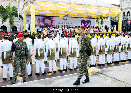 Kuala Lumpur, Malesia. 31 Agosto, 2016. Sfilata per celebrare il giorno di indipendenza della Malesia a Piazza Indipendenza a Kuala Lumpur, 31 Agosto, 2016. Malaysia segna la sua 59ª Giornata Nazionale per commemorare l'indipendenza della Federazione di Malaya dal governo britannico nel 1957. Credito: Chris JUNG/Alamy Live News Foto Stock