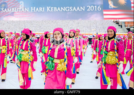 Kuala Lumpur, Malesia. 31 Agosto, 2016. Gli artisti interpreti o esecutori balli durante la 59a festa nazionale a Piazza Indipendenza a Kuala Lumpur, 31 Agosto, 2016. Malaysia segna la sua 59ª Giornata Nazionale per commemorare l'indipendenza della Federazione di Malaya dal governo britannico nel 1957 Credit: Chris JUNG/Alamy Live News Foto Stock