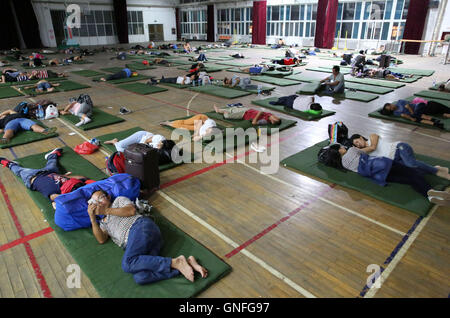 Handan, Handan, Cina. 31 Agosto, 2016. Handan, Cina-?Agosto 31 2016:?(Editorial?uso?Solo.?CINA?OUT) .i genitori delle matricole dormire sul pavimento di un centro di attività in corrispondenza di Hebei università di ingegneria. Hebei University of Engineering fornisce alloggio gratuito per i genitori delle matricole in Handan, nord cina¡Â¯s nella provincia di Hebei, che rende più comodo per studenti¡Â¯ genitori. © SIPA Asia/ZUMA filo/Alamy Live News Foto Stock