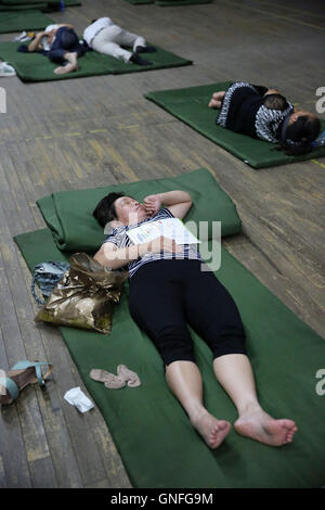 Handan, Handan, Cina. 31 Agosto, 2016. Handan, Cina-?Agosto 31 2016:?(Editorial?uso?Solo.?CINA?OUT) .i genitori delle matricole dormire sul pavimento di un centro di attività in corrispondenza di Hebei università di ingegneria. Hebei University of Engineering fornisce alloggio gratuito per i genitori delle matricole in Handan, nord cina¡Â¯s nella provincia di Hebei, che rende più comodo per studenti¡Â¯ genitori. © SIPA Asia/ZUMA filo/Alamy Live News Foto Stock