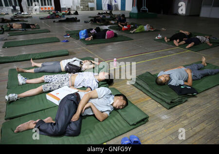 Handan, Handan, Cina. 31 Agosto, 2016. Handan, Cina-?Agosto 31 2016:?(Editorial?uso?Solo.?CINA?OUT) .i genitori delle matricole dormire sul pavimento di un centro di attività in corrispondenza di Hebei università di ingegneria. Hebei University of Engineering fornisce alloggio gratuito per i genitori delle matricole in Handan, nord cina¡Â¯s nella provincia di Hebei, che rende più comodo per studenti¡Â¯ genitori. © SIPA Asia/ZUMA filo/Alamy Live News Foto Stock