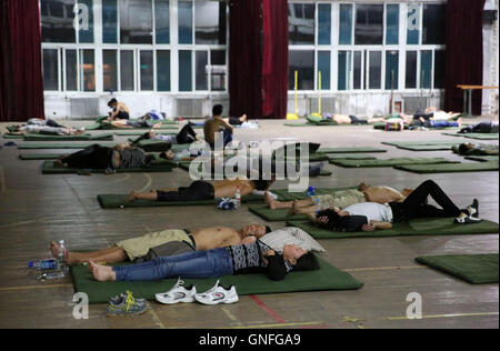 Handan, Handan, Cina. 31 Agosto, 2016. Handan, Cina-?Agosto 31 2016:?(Editorial?uso?Solo.?CINA?OUT) .i genitori delle matricole dormire sul pavimento di un centro di attività in corrispondenza di Hebei università di ingegneria. Hebei University of Engineering fornisce alloggio gratuito per i genitori delle matricole in Handan, nord cina¡Â¯s nella provincia di Hebei, che rende più comodo per studenti¡Â¯ genitori. © SIPA Asia/ZUMA filo/Alamy Live News Foto Stock