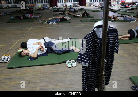 Handan, Handan, Cina. 31 Agosto, 2016. Handan, Cina-?Agosto 31 2016:?(Editorial?uso?Solo.?CINA?OUT) .i genitori delle matricole dormire sul pavimento di un centro di attività in corrispondenza di Hebei università di ingegneria. Hebei University of Engineering fornisce alloggio gratuito per i genitori delle matricole in Handan, nord cina¡Â¯s nella provincia di Hebei, che rende più comodo per studenti¡Â¯ genitori. © SIPA Asia/ZUMA filo/Alamy Live News Foto Stock