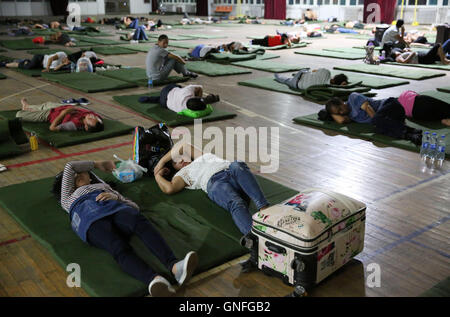 Handan, Handan, Cina. 31 Agosto, 2016. Handan, Cina-?Agosto 31 2016:?(Editorial?uso?Solo.?CINA?OUT) .i genitori delle matricole dormire sul pavimento di un centro di attività in corrispondenza di Hebei università di ingegneria. Hebei University of Engineering fornisce alloggio gratuito per i genitori delle matricole in Handan, nord cina¡Â¯s nella provincia di Hebei, che rende più comodo per studenti¡Â¯ genitori. © SIPA Asia/ZUMA filo/Alamy Live News Foto Stock