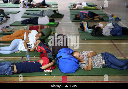 Handan, Handan, Cina. 31 Agosto, 2016. Handan, Cina-?Agosto 31 2016:?(Editorial?uso?Solo.?CINA?OUT) .i genitori delle matricole dormire sul pavimento di un centro di attività in corrispondenza di Hebei università di ingegneria. Hebei University of Engineering fornisce alloggio gratuito per i genitori delle matricole in Handan, nord cina¡Â¯s nella provincia di Hebei, che rende più comodo per studenti¡Â¯ genitori. © SIPA Asia/ZUMA filo/Alamy Live News Foto Stock