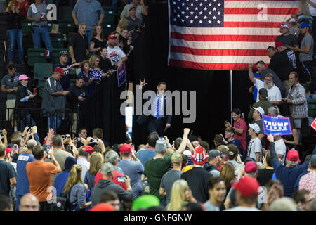 Everett, Washington, Stati Uniti d'America. Il 30 agosto, 2016. Comitato Nazionale Repubblicano Presidente Reince Priebus saluta i sostenitori al Trump per presidente al Rally Xfinity Arena. Credito: Paolo Gordon/Alamy Live News Foto Stock