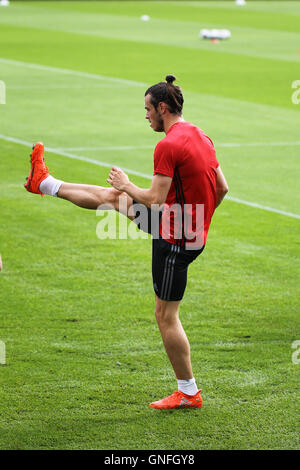 Gareth Bale treni con il resto del Galles squadra di calcio, davanti a loro la coppa del mondo di giochi di qualificazione contro la Moldavia. Foto Stock