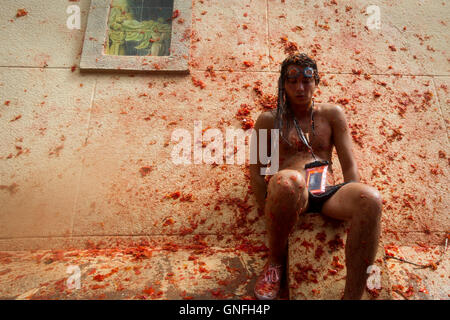 Villaggio di Bunol, Valencia, Spagna. Il 31 agosto, 2016. L'annuale "Tomatina', pomodoro lotta fiesta, nel villaggio di Bunol, Valencia, Spagna, mercoledì 31 agosto, 2016. Credito: Gtres Información más Comuniación on line,S.L./Alamy Live News Foto Stock