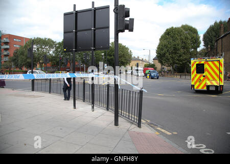 Turnpike Lane, Haringey, a nord di Londra, Regno Unito. 31 ago 2016. Scena del Crimine cordoned fuori da funzionari di polizia. A 18 anni è stato colpito alla testa vicino alla sua auto, il 30 agosto 2016, dopo la serie di colpi di pistola e grida sulla giunzione di Turnpike Lane e Wightman Road nel nord di Londra. Il ragazzo era in lotta per la sua vita in ospedale dopo la ripresa di ieri. Credito: Dinendra Haria/Alamy Live News Foto Stock