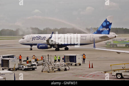 Fort Lauderdale, Florida, Stati Uniti d'America. 31 Agosto, 2016. Cannoni acquatici doccia un volo JetBlue legato per Santa Clara, Cuba a Fort Lauderdale-Hollywood Aeroporto Internazionale in Agosto 31, 2016. Il volo è il primo volo commerciale di Cuba in oltre 55 anni. © Allen Eyestone/Palm Beach post/ZUMA filo/Alamy Live News Foto Stock