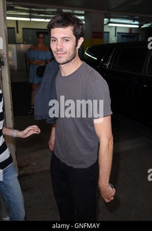 New York, NY, STATI UNITI D'AMERICA. 31 Agosto, 2016. Adam Brody fuori e circa per celebrità Candids - MER, New York, NY Agosto 31, 2016. Credito: Derek Storm/Everett raccolta/Alamy Live News Foto Stock