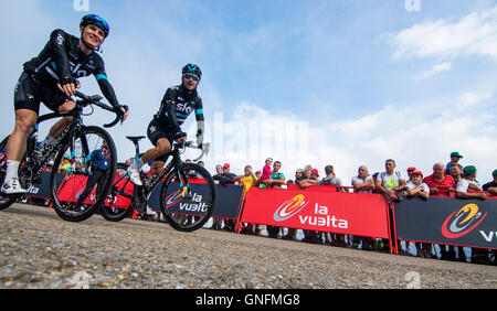 Peña Cabarga, Spagna. 31 Agosto, 2016. I ciclisti del Team Sky dopo il finlandese della undicesima tappa della corsa di ciclismo de 'La Vuelta a España " (Tour di Spagna) tra Colunga e Peña Cabarga su agosto 31, 2016 a Peña Cabarga, Spagna. Credito: David Gato/Alamy Live News Foto Stock