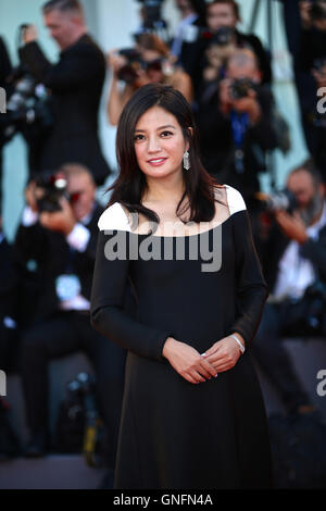 Venezia, Italia. 31 Agosto, 2016. Attrice cinese e membro della giuria Zhao Wei arriva al tappeto rosso per partecipare alla cerimonia di apertura della 73a Mostra del Cinema di Venezia a Venezia, Italia, 31 Agosto, 2016. Credito: Jin Yu/Xinhua/Alamy Live News Foto Stock