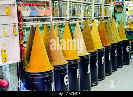 Le spezie e le erbe in vendita nel negozio vecchio all'interno della Medina di Fez Foto Stock