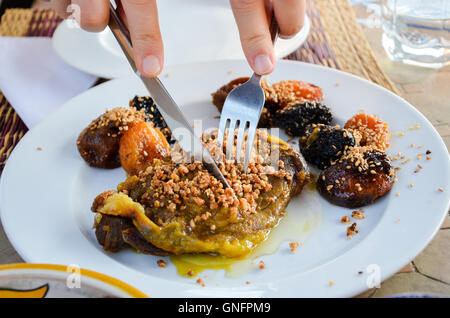 Marocchino tradizionale piatto- TAGINE DI AGNELLO con frutta secca: fichi, albicocche, prugne secche, le mandorle e i semi di sesamo Foto Stock