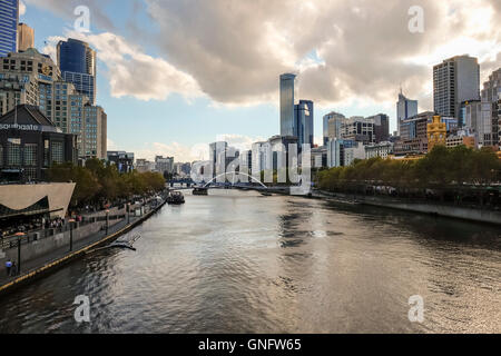 Fiume Yarra e Melbourne skyline al tramonto, Melbourne, Australia, vista da Princes Bridge Foto Stock
