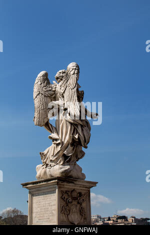 Un altro punto di vista su una statua di un angelo in corrispondenza del ponte in italiano Roma. Blu cielo con alcune nuvole in background. Foto Stock