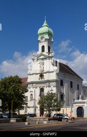 Santa Elisabetta chiesa nel centro della città di Bratislava, la capitale della Slovacchia. Estate cielo blu con nuvole bianche. Foto Stock