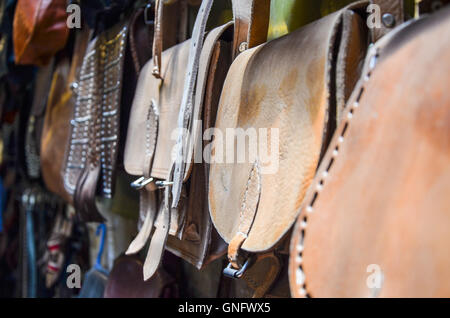 Annata di produzione artigianale di borse in pelle venduti nella medina di Fez, Marocco Foto Stock