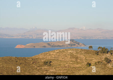 Il lago Titicaca e isola di Isla de la Luna da Isla del Sol, sera, Bolivia Foto Stock