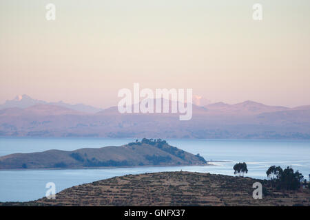 Il lago Titicaca e isola di Isla de la Luna da Isla del Sol, tramonto, Bolivia Foto Stock