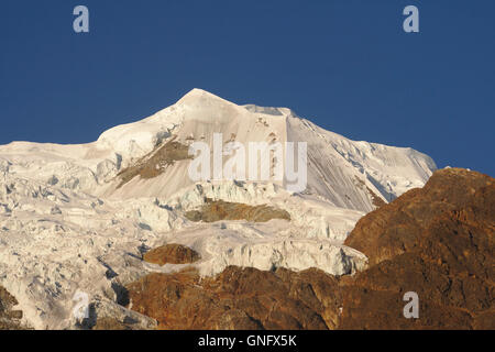 Illimani (lato di picco) dal campo base nella luce della sera, Cordillera Real, Bolivia Foto Stock
