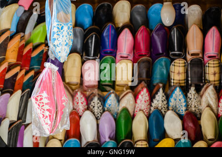 Marocchino tradizionale scarpe chiamato babouches in vendita nella Medina di Fez, Marocco Foto Stock