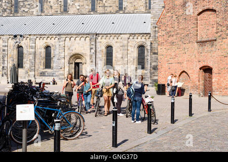 Lund, Svezia - 24 agosto 2016: un gruppo di giovani a piedi dalla cattedrale con volti sorridenti. Alcune persone hanno bike Foto Stock