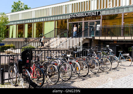 Lund, Svezia - 24 agosto 2016: l'ingresso alla biblioteca della città (Stadsbiblioteket) con una persona che esce e un altro scalare Foto Stock