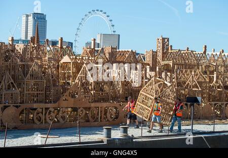 I lavoratori si applicano gli ultimi ritocchi a un 120-Meter modello lungo di Londra a linea di sky nel XVII secolo presso il Victoria Embankment, London, che è parte della Londra festival di masterizzazione per contrassegnare il 350 anniversario del Grande Incendio di Londra e le sue conseguenze. Foto Stock