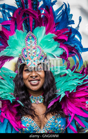 Giovane bella donna che indossa il costume di carnevale su sfondo