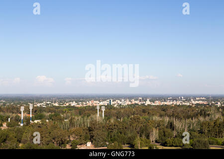 Mendoza, Argentina - 22 Novembre 2015: skyline della città argentine Mendoza come si vede dal Cerro De La Gloria Foto Stock