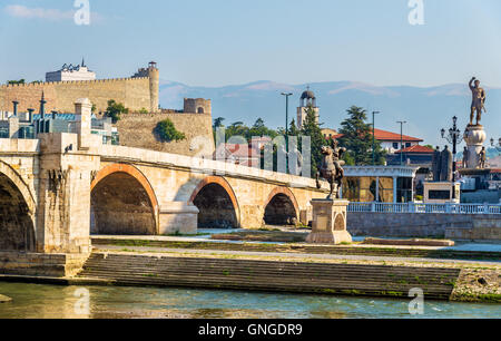 Il ponte di pietra e monumenti associati a Skopje - Macedonia Foto Stock