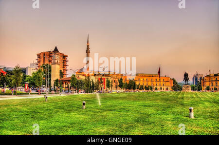 Piazza Skanderbeg con la sua statua a Tirana - Albania Foto Stock