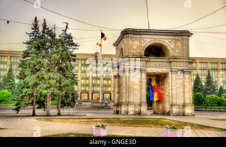 L'Arco di Trionfo e il palazzo del governo di Chisinau - Moldavia Foto Stock