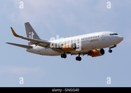 Tempo di jet Boeing 737-3L9 [OY-JTC] finali sulla pista 31, arrivando da Billund. Foto Stock