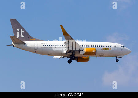 Tempo di jet Boeing 737-3L9 [OY-JTC] finali sulla pista 31, arrivando da Billund. Foto Stock