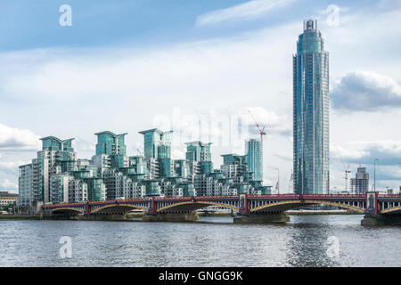 St George Wharf & la torre sulla riva sud del Tamigi, London, Regno Unito Foto Stock