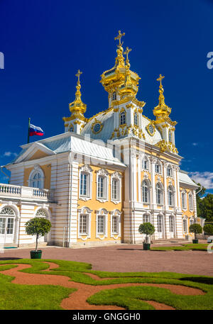 Il palazzo della chiesa dei Santi Pietro e Paolo a Peterhof - Russia Foto Stock