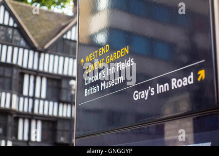 Leggibili Londra wayfinding direzionale sign in Londra, Regno Unito Foto Stock