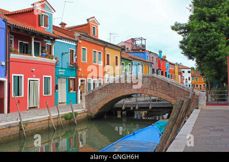 Case colorate e il ponte, Burano Venezia Italia Foto Stock