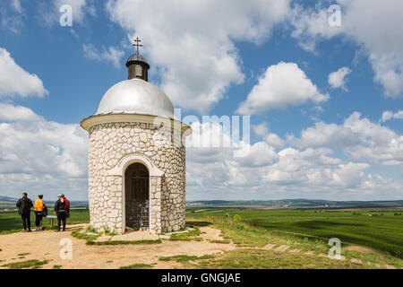 Cappella hradistek su una collina nel villaggio del vino velke pavlovice, Moravia Repubblica Ceca Foto Stock