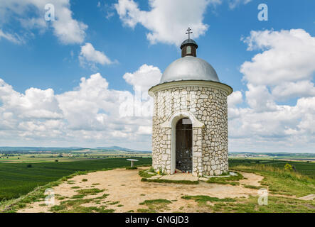 Cappella hradistek su una collina nel villaggio del vino velke pavlovice, Moravia Repubblica Ceca Foto Stock