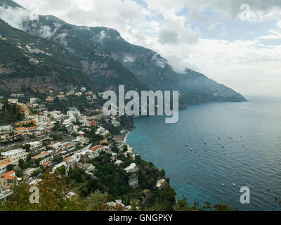 Vista di una città a Costa, Costa di Amalfi, Salerno, Campania, Italia Foto Stock