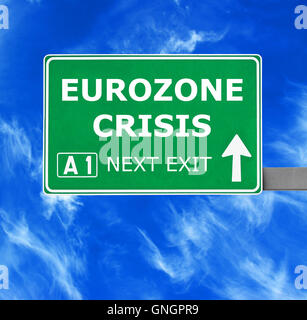 Crisi Eurozona cartello stradale contro il cielo blu chiaro Foto Stock