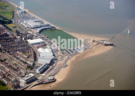 Una veduta aerea di un pranzo New Brighton, estate 2016, Merseyside North West England, Regno Unito Foto Stock